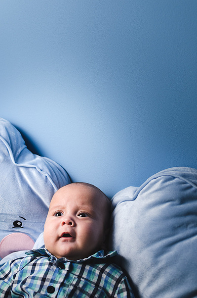 Fotógrafo de bautizo, sesión de fotos de niño de recordatorio para los invitados.