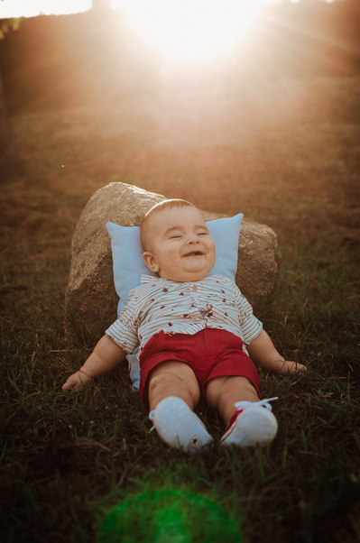 Reportaje fotográfico infantil en Ourense. Niño feliz riendo con puesta de sol