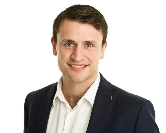 Headshot H&S LinkedIn Portrait of professional male businessman with white background in Corporate Photography Studio Dublin