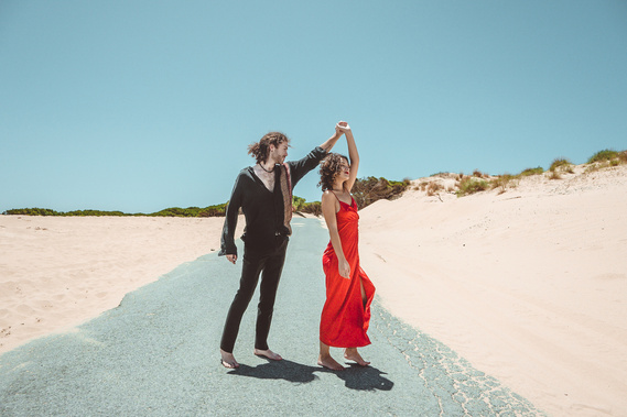 Foto de pre boda romántica al aire libre, sesión pareja en la playa.
Couple photography, pre-wedding session, romantic beach photography, engagement photography