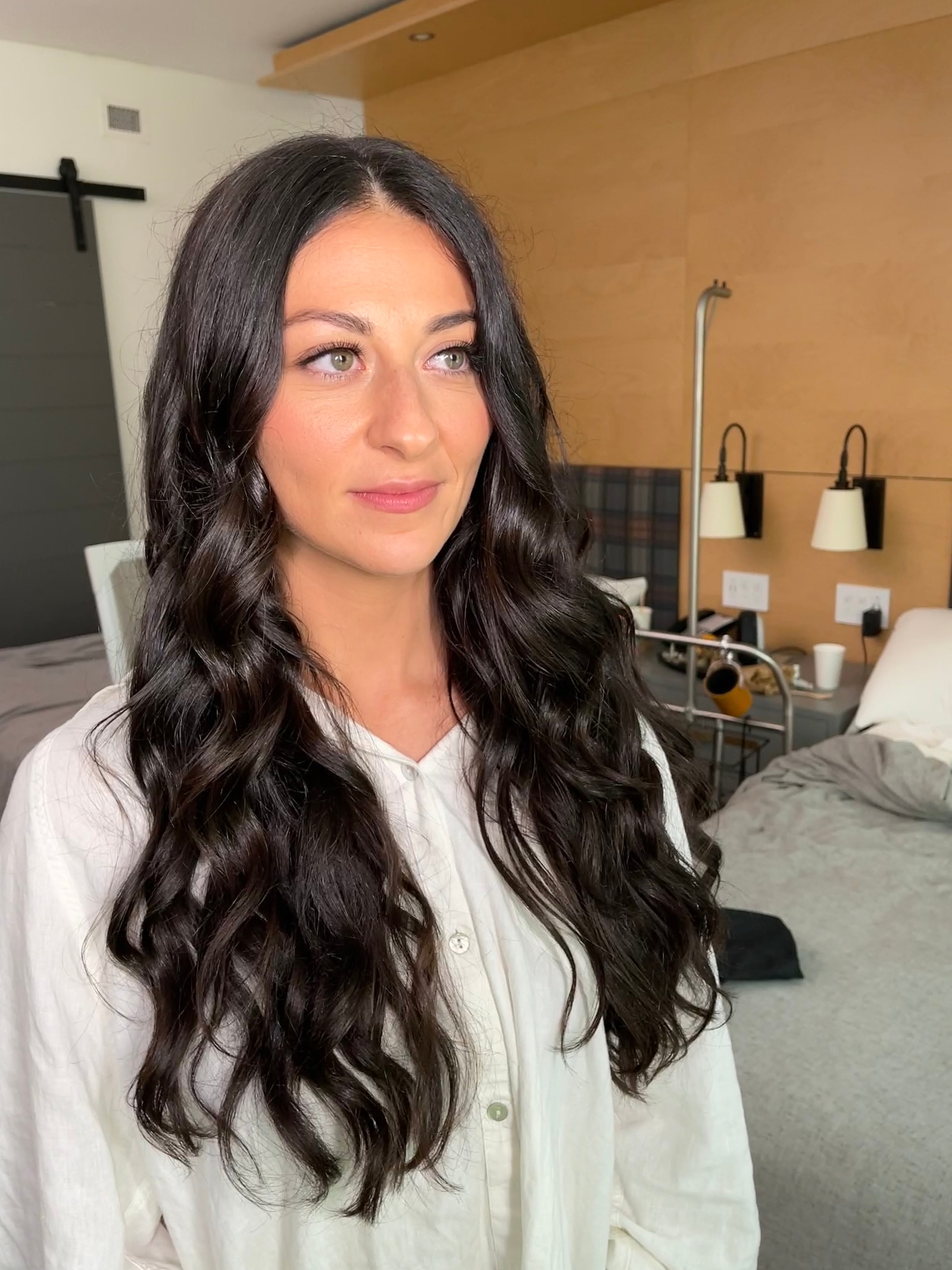 No-Makeup Makeup Look with soft wavy hairstyle
