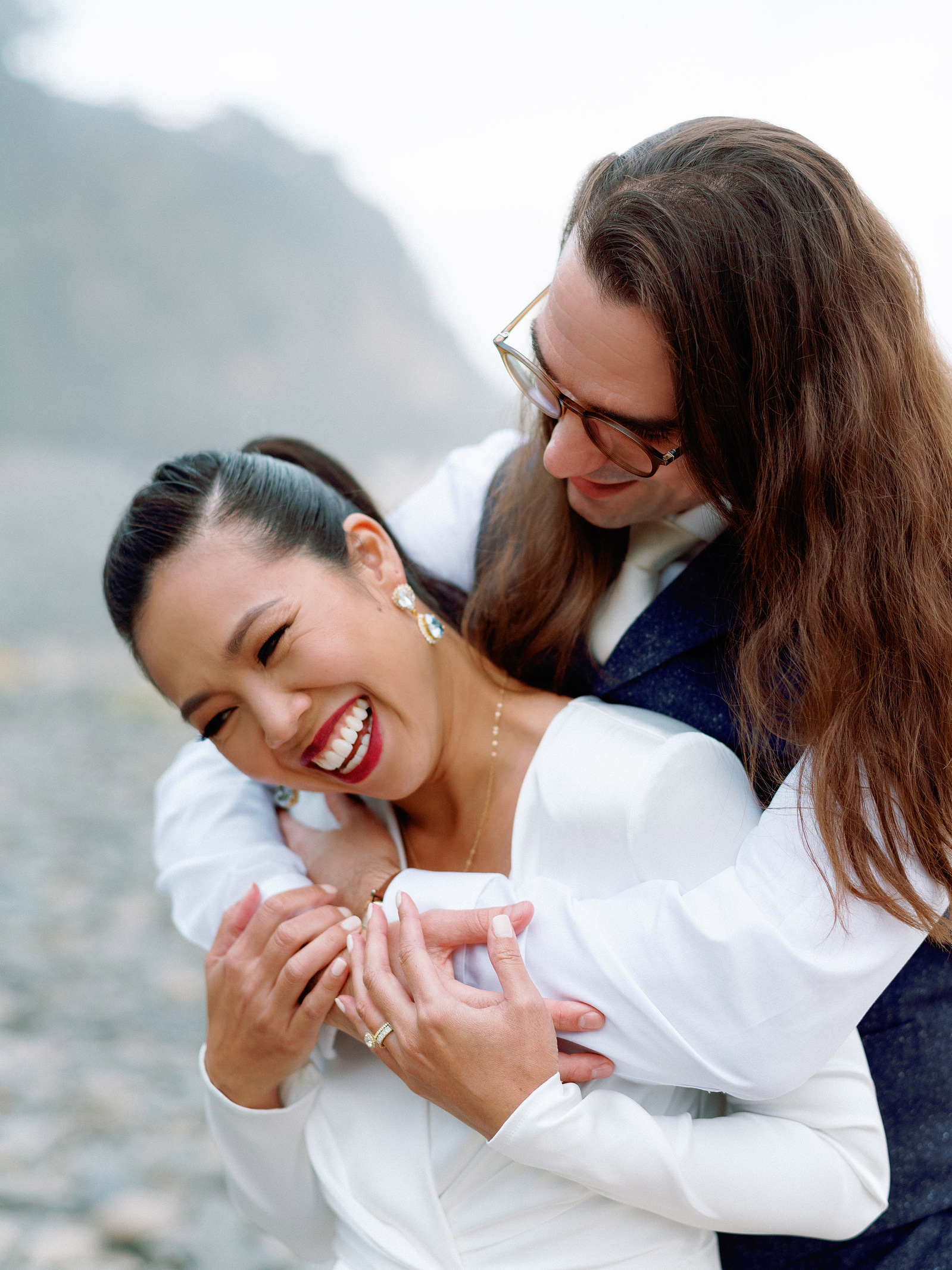 couple photoshoot on the beach with soft smoky eye makeup and high ponytail hairstyle 