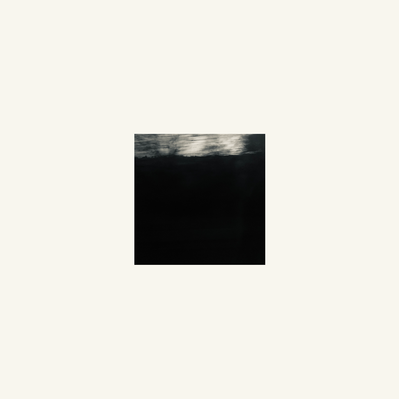 Simon Piveteau - Une photographie en noir et blanc. Un petit paysage capté au crépuscule que le mouvement et le clair obscur font tendre vers l'abstraction.