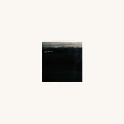 Simon Piveteau - Une photographie en noir et blanc. Un petit paysage capté au crépuscule que le mouvement et le clair obscur font tendre vers l'abstraction.