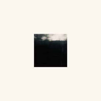 Simon Piveteau - Une photographie en noir et blanc. Un petit paysage capté au crépuscule que le mouvement et le clair obscur font tendre vers l'abstraction.
