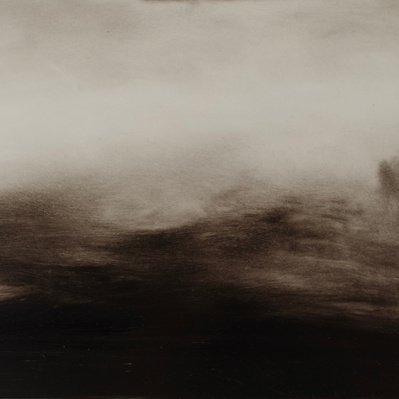 Simon Piveteau - Paysage peint en noir et blanc avec un aspect brumeux et des silhouettes qui marchent. Landscape painting painted in black and white with silhouettes walking  in the fog. Peinture à l'huile sur polyester transparent. Oil painting
