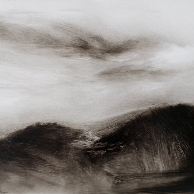 Simon Piveteau - Paysage peint  en noir et blanc avec des collines et des nuages. Black and white landscape painting with clouds.