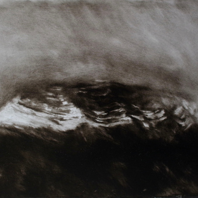 Simon Piveteau - Paysage peint en noir et blanc avec une montagne enneigée. Black and white landscape painting with a snowy mountain. Peinture à l'huile sur polyester transparent. Oil painting on see-through polyester.
