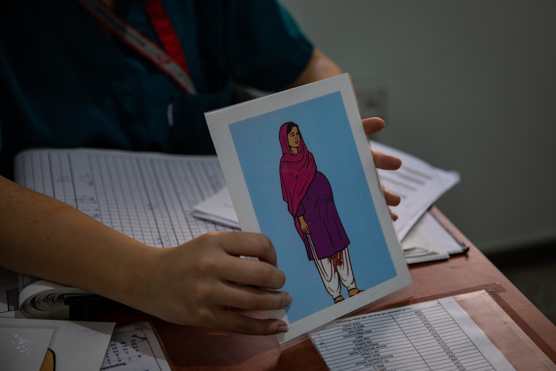 Elyse Ibrahim, a midwife who works in Burj Al Barajneh, uses diagrams to explain to a patient different risk scenarios for when it is necessary for pregnant persons to go to the hospital. Patients with vaginal bleeding, water breaking, swollen feet and se