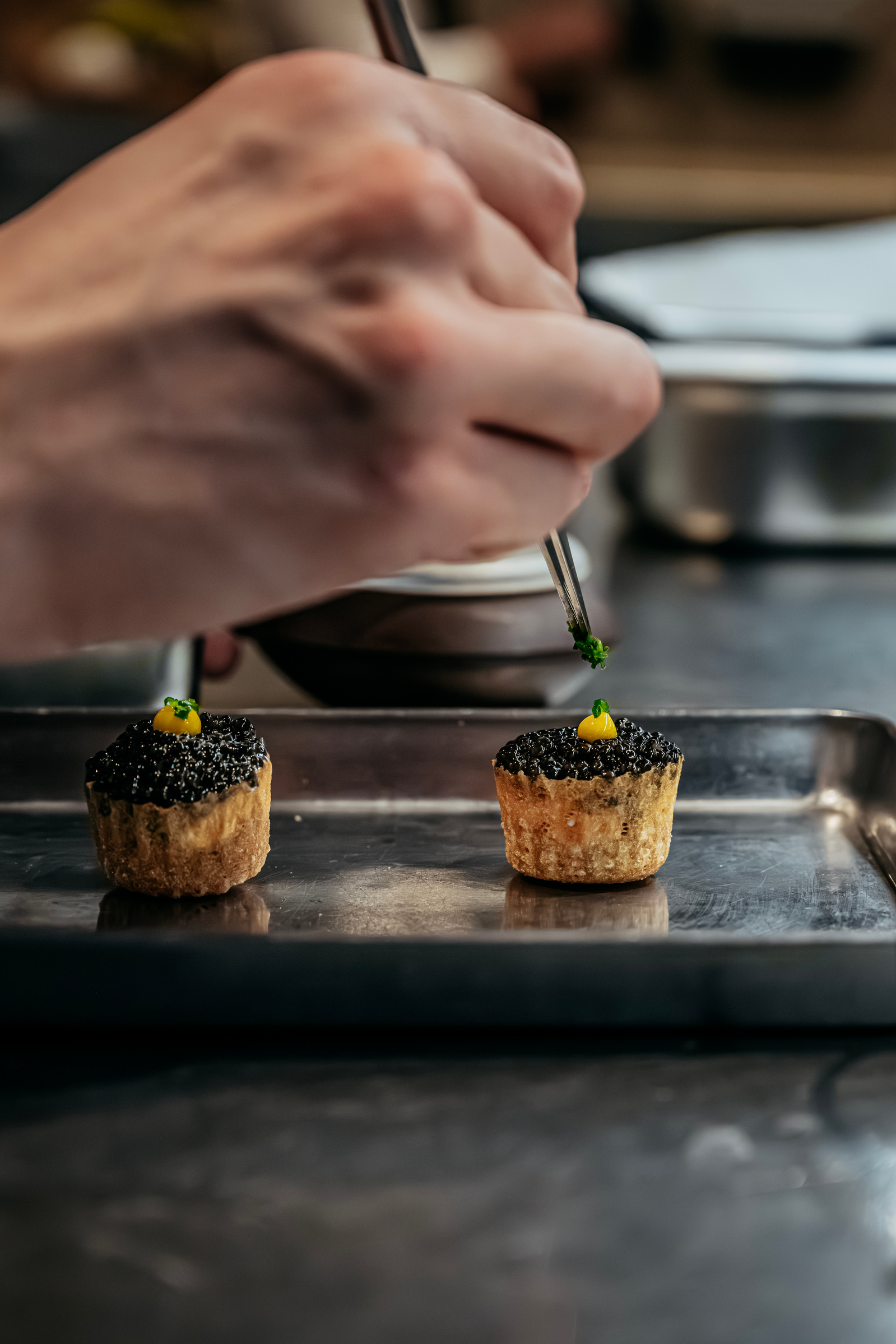 Préparation plat caviar La Table de l'Ours, les Barmes de l'Ours à Val d'Isère