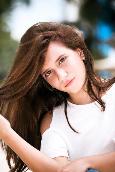 lifestyle model outdoors photo session