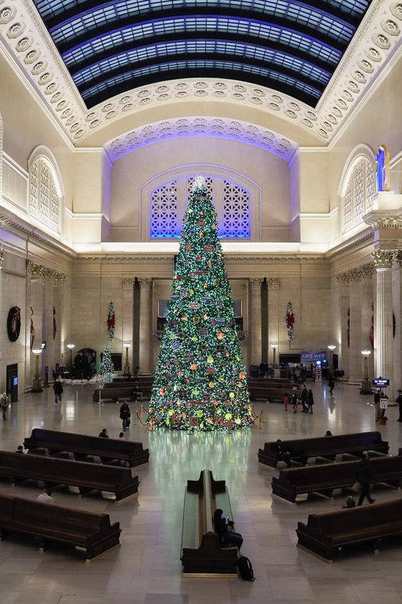 A lit and adorned Christmas tree at Chicago's Union Station
