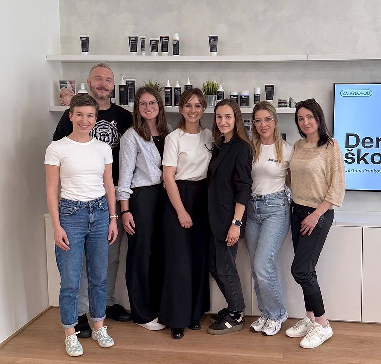 Martina během školení o podnikání a marketingu pro salony, skupinová fotografie se zúčastněnými studenty a začínajícími i pokročilými podnikatelkami v oboru krásy.