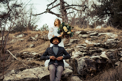 Photo de couple en extérieur dans la montagne de Lure dans les Alpes de haute Provence.