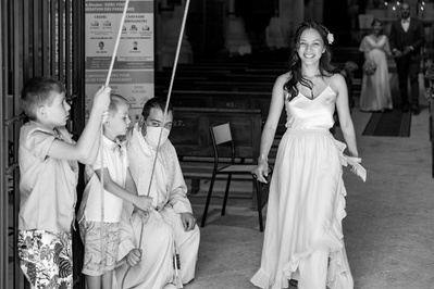 Sortie d'église. Photo en noir et blanc de mariage dans le sud de la France