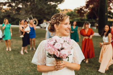 Jeté de bouquet lors du mariage. Un moment fort en émotion et en rires.