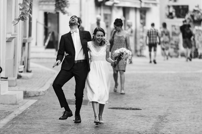 Photo de couple heureux à la sortie de la mairie. Ils se sont dis oui !