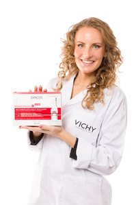 Ritratto su fondo bianco puro con prodotto Loreal vichy, evento effettuato a milano per il concorso farmaciste Vichy foto di Riccardo Alessio STOOD studio fotografico
