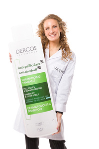 Ritratto su fondo bianco puro con prodotto Loreal vichy, evento effettuato a milano per il concorso farmaciste Vichy foto di Riccardo Alessio STOOD studio fotografico