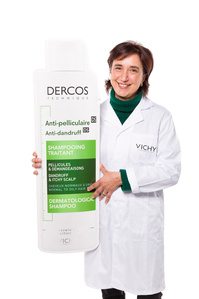 Ritratto su fondo bianco puro con prodotto Loreal vichy, evento effettuato a milano per il concorso farmaciste Vichy foto di Riccardo Alessio STOOD studio fotografico