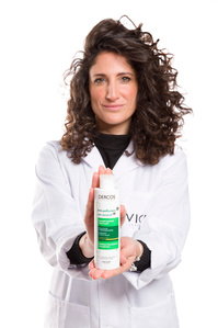 Ritratto con prodotto vichy, evento effettuato a milano per il concorso farmaciste Vichy foto di Riccardo Alessio STOOD studio fotografico