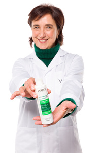 Ritratto su fondo bianco puro con prodotto Loreal vichy, evento effettuato a milano per il concorso farmaciste Vichy foto di Riccardo Alessio STOOD studio fotografico