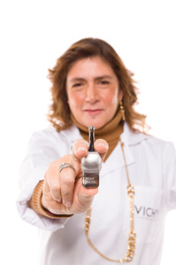 Ritratto su fondo bianco puro con prodotto Loreal vichy, evento effettuato a milano per il concorso farmaciste Vichy foto di Riccardo Alessio STOOD studio fotografico