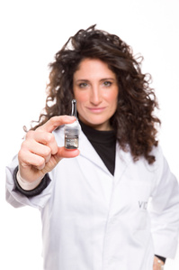 Ritratto su fondo bianco puro con prodotto Loreal vichy, evento effettuato a milano per il concorso farmaciste Vichy foto di Riccardo Alessio STOOD studio fotografico