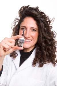 Ritratto su fondo bianco puro con prodotto Loreal vichy, evento effettuato a milano per il concorso farmaciste Vichy foto di Riccardo Alessio STOOD studio fotografico