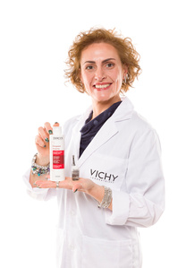 Ritratto su fondo bianco puro con prodotto Loreal vichy, evento effettuato a milano per il concorso farmaciste Vichy foto di Riccardo Alessio STOOD studio fotografico