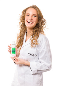 Ritratto su fondo bianco puro con prodotto Loreal vichy, evento effettuato a milano per il concorso farmaciste Vichy foto di Riccardo Alessio STOOD studio fotografico