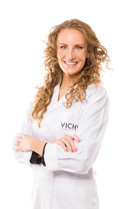 Ritratto su fondo bianco puro con prodotto Loreal vichy, evento effettuato a milano per il concorso farmaciste Vichy foto di Riccardo Alessio STOOD studio fotografico
