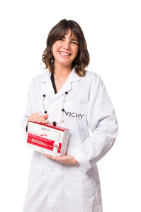 Ritratto su fondo bianco puro con prodotto Loreal vichy, evento effettuato a milano per il concorso farmaciste Vichy foto di Riccardo Alessio STOOD studio fotografico