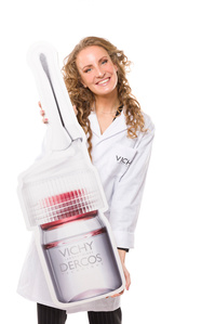 Ritratto su fondo bianco puro con prodotto Loreal vichy, evento effettuato a milano per il concorso farmaciste Vichy foto di Riccardo Alessio STOOD studio fotografico