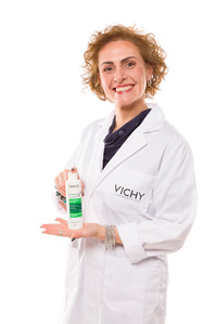 Ritratto su fondo bianco puro con prodotto Loreal vichy, evento effettuato a milano per il concorso farmaciste Vichy foto di Riccardo Alessio STOOD studio fotografico