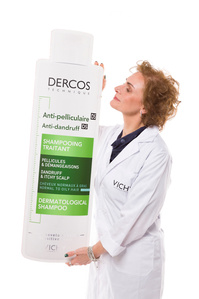 Ritratto su fondo bianco puro con prodotto Loreal vichy, evento effettuato a milano per il concorso farmaciste Vichy foto di Riccardo Alessio STOOD studio fotografico