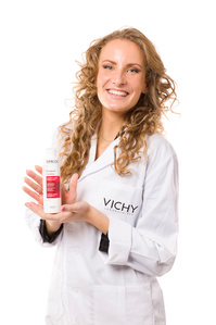 Ritratto su fondo bianco puro con prodotto Loreal vichy, evento effettuato a milano per il concorso farmaciste Vichy foto di Riccardo Alessio STOOD studio fotografico