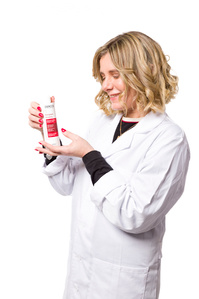 Ritratto su fondo bianco puro con prodotto Loreal vichy, evento effettuato a milano per il concorso farmaciste Vichy foto di Riccardo Alessio STOOD studio fotografico
