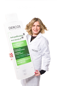 Ritratto su fondo bianco puro con prodotto Loreal vichy, evento effettuato a milano per il concorso farmaciste Vichy foto di Riccardo Alessio STOOD studio fotografico