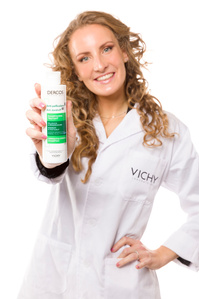 Ritratto su fondo bianco puro con prodotto Loreal vichy, evento effettuato a milano per il concorso farmaciste Vichy foto di Riccardo Alessio STOOD studio fotografico