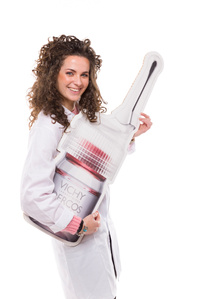 Ritratto su fondo bianco puro con prodotto Loreal vichy, evento effettuato a milano per il concorso farmaciste Vichy foto di Riccardo Alessio STOOD studio fotografico