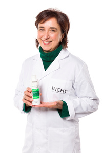 Ritratto su fondo bianco puro con prodotto Loreal vichy, evento effettuato a milano per il concorso farmaciste Vichy foto di Riccardo Alessio STOOD studio fotografico