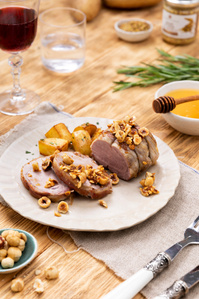 ​recipes food photography milano studio fotografico di food cibo a milano Riccardo Alessio fotografo cibo specializzato food pomodoro ripieno cus cus capperi unes supermercati il viaggiator goloso ricetta rustico maiale arrosto nocciole miele