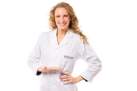 Ritratto su fondo bianco puro con prodotto Loreal vichy, evento effettuato a milano per il concorso farmaciste Vichy foto di Riccardo Alessio STOOD studio fotografico