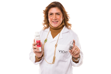Ritratto su fondo bianco puro con prodotto Loreal vichy, evento effettuato a milano per il concorso farmaciste Vichy foto di Riccardo Alessio STOOD studio fotografico