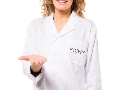 Ritratto su fondo bianco puro con prodotto Loreal vichy, evento effettuato a milano per il concorso farmaciste Vichy foto di Riccardo Alessio STOOD studio fotografico