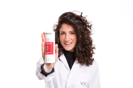 Ritratto con prodotto vichy , evento effettuato a milano per il concorso farmaciste Vichy foto di Riccardo Alessio STOOD studio fotografico