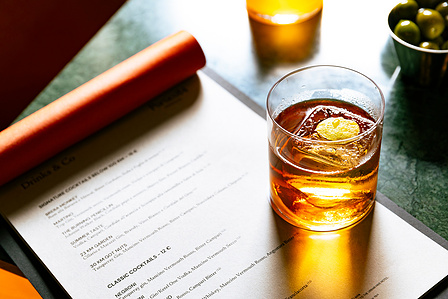 Scopri i piatti gourmet in un modo completamente nuovo grazie alla lente di un fotografo esperto. 
Qui uno dei cocktail preparati dal Barman di Hotel Urban Hive di Moscova a Milano, presso il ristorante Portico 84, a fianco del menu. Food Photography
