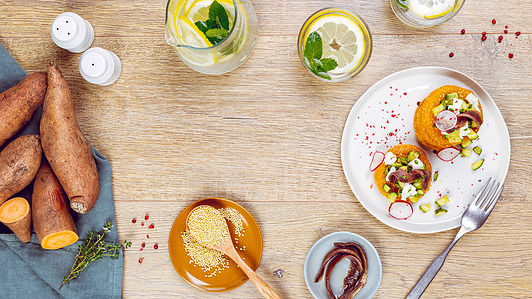 ​recipes food photography milano studio fotografico di food cibo a milano Riccardo Alessio fotografo cibo specializzato food unes supermercati il viaggiator goloso ricetta rustico hamburger di miglio patata dolce