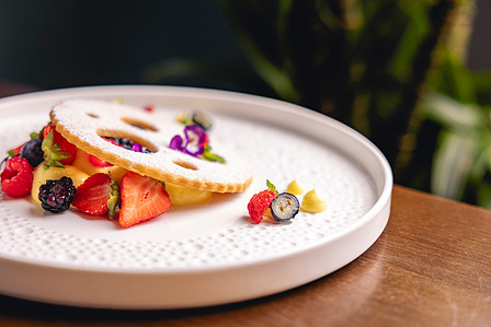 plated dessert Milano restaurant photography photo
pasta frolla fruit frutta